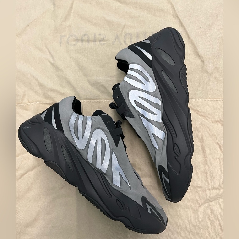 Adidas Yeezy Boost 700 MNVN - Metallic